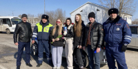 Весенние цветы и сладкие подарки: Госавтоинспекция и Совет отцов поздравили женщин-водителей в Усолье-Сибирском - Usolie.Info